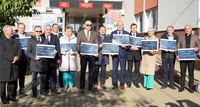 Wielkie rozdanie czeków przed łomżyńskim starostwem [VIDEO]