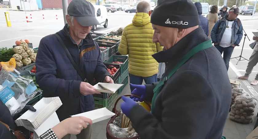 Kandydaci KO i PSL na targowisku w Łomży. Mieszkańców częstowano wędzoną sielawą i miodem [VIDEO i FOTO]