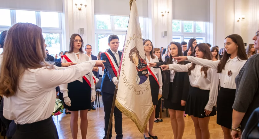 Ślubowanie klas pierwszych w I Liceum Ogólnokształcącym w Łomży [FOTO]