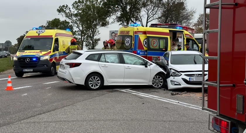 Wypadek na skrzyżowaniu DK63 z drogą do Mężenina. Dwie osoby w szpitalu [FOTO]