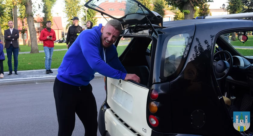 Nowy rekord! Damian Olender pchał auto ponad 90 kilometrów [FOTO]