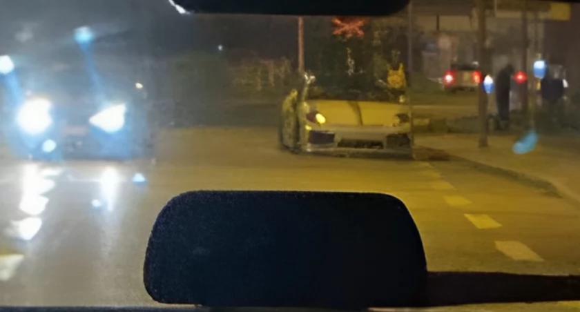 Nocna kraksa porsche i bmw w Łomży. Sprawcy uciekli 