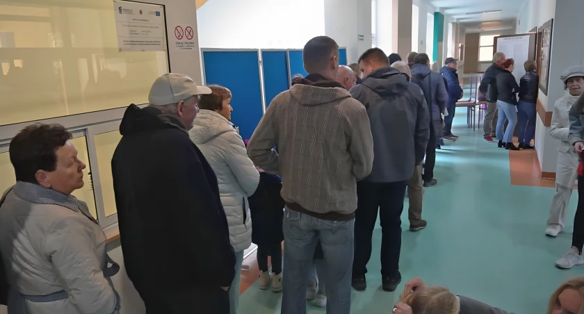 Wybory 2023 w Łomży. Kolejki przed niektórymi komisjami [VIDEO i FOTO]