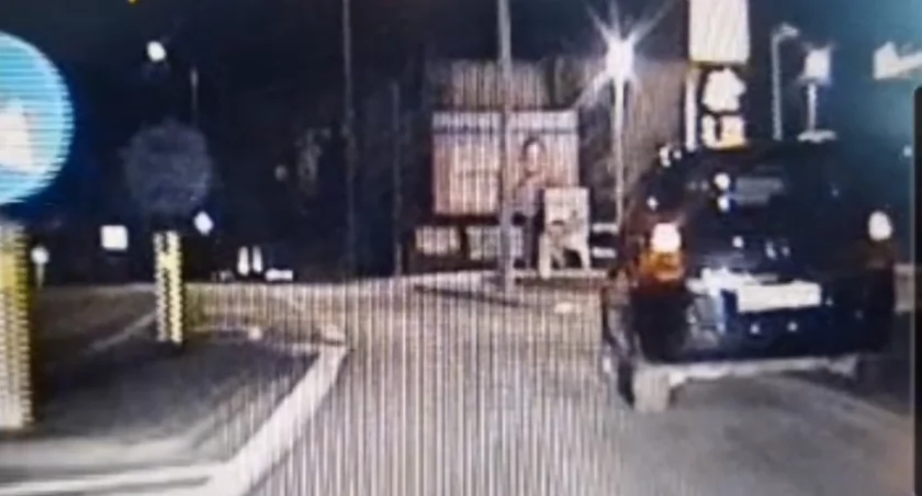 Policyjny pościg w regionie. Kierowca w trakcie jazdy wyrzucił 99 gramów mefedronu [VIDEO]