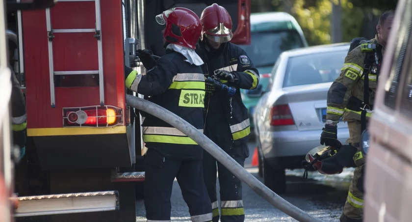 Pożar samochodu pod Łomżą. Ogień pojawił się w komorze silnika