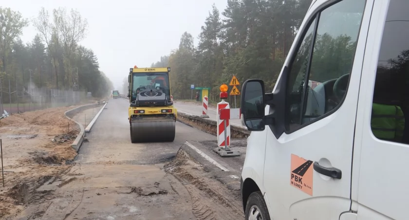 Budowa ulicy Łomżyńskiej w Wygodzie - wylano pierwsze warstwy asfaltu