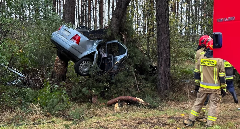 Śmiertelny wypadek pod Łomżą. Auto wbiło się w drzewo [FOTO]