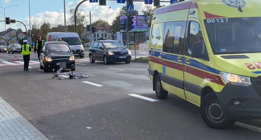 Potrącenie w centrum Łomży. Rowerzystka trafiła do szpitala [FOTO]