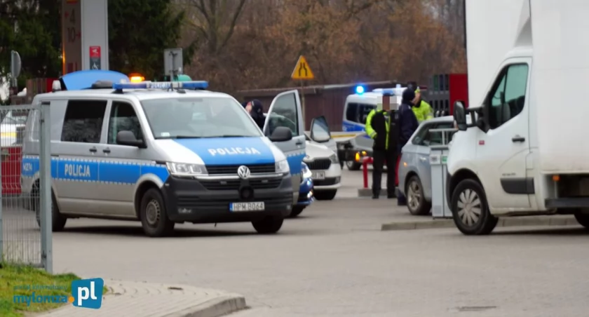 Zahaczył o bok auta na stacji benzynowej. Okazało się, że jest nietrzeźwy