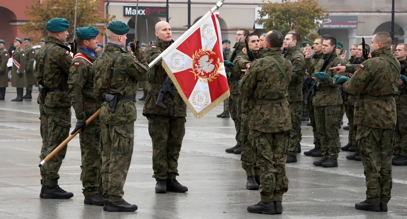 60 nowych żołnierzy ślubuje wierność ojczyźnie na łomżyńskim Starym Rynku [FOTO]