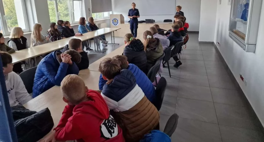 Uczniowie SP nr 5 z wizytą w łomżyńskiej Komendzie Miejskiej Policji