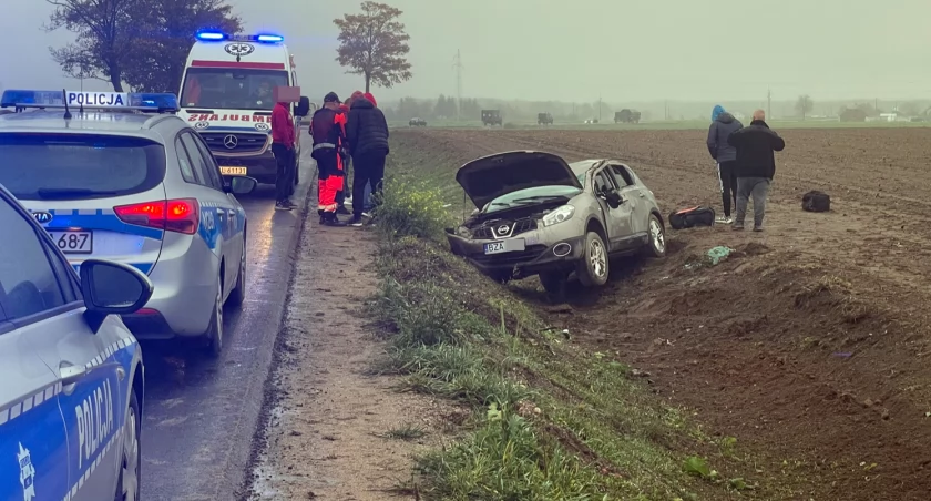 Nissan wypadł z drogi i dachował [FOTO]