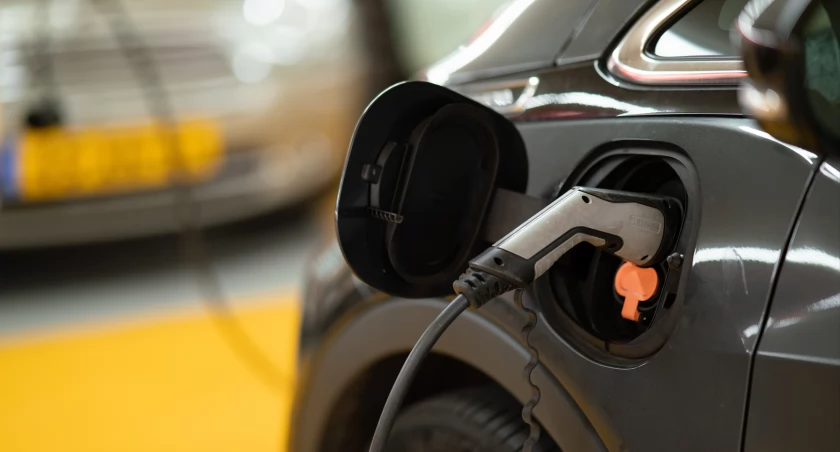 Spalinowy czy elektryczny? Jaki pojazd wypożyczyć na podróż służbową