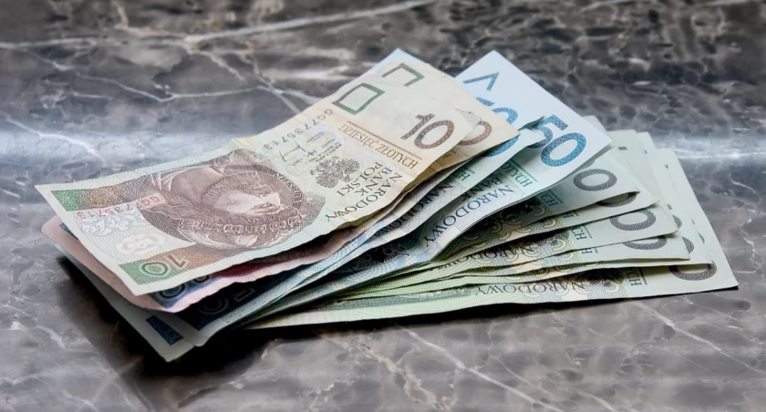 Kto otrzyma z ZUS-u wypłatę emeryturę lub rentę wcześniej?