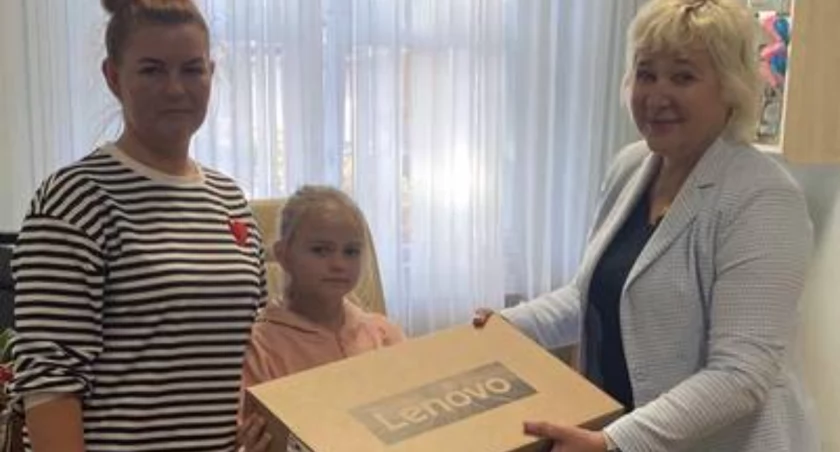 Czwartoklasiści z Łomży z rządowymi laptopami [FOTO]