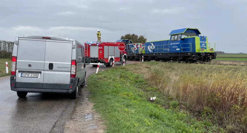 Niebezpieczne zdarzenie na przejeździe kolejowym w Śniadowie [FOTO]