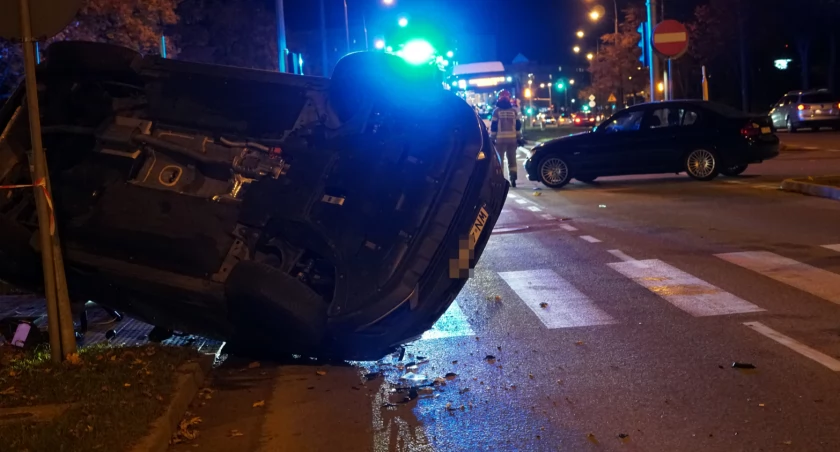 Dachowanie na Piłsudskiego. Jedna osoba w szpitalu [FOTO]