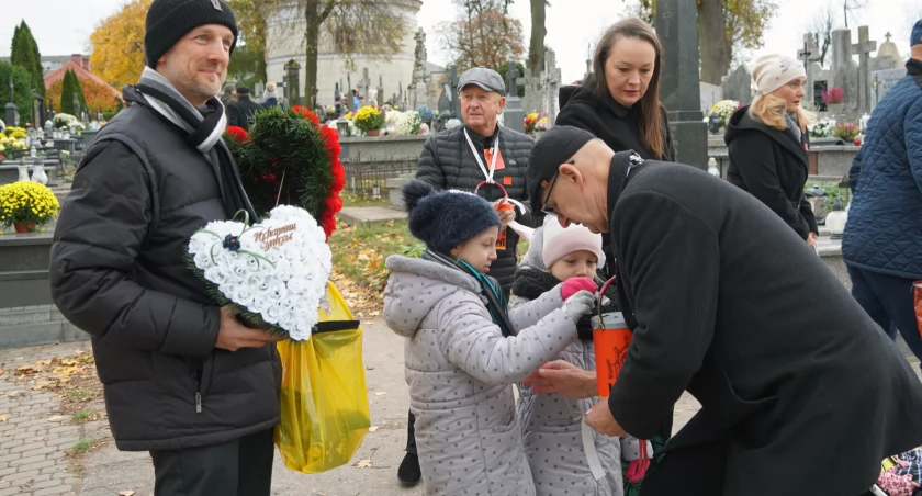 Łomżyńska kwesta na rzecz ratowania nagrobków na zabytkowym cmentarzu: 220 lat historii i 100 wolontariuszy [VIDEO i FOTO]