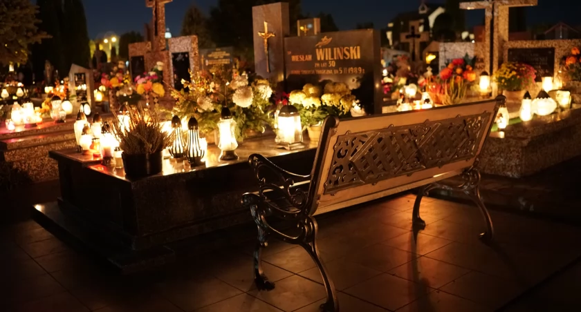 Cmentarz na ul. Przykoszarowej w Łomży pod osłoną nocy. Nekropolia rozświetlona tysiącami zniczy [VIDEO i FOTO]