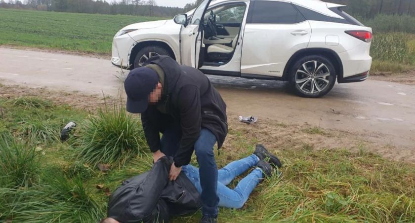 Nowe informacje w sprawie odzyskanego lexusa pod Łomżą [FOTO]