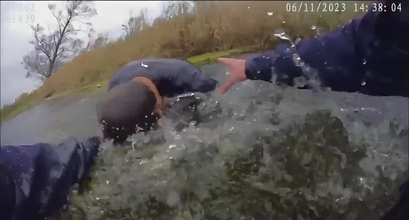 Policjant wskoczył do rzeki i uratował kobietę [VIDEO]