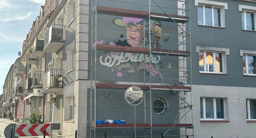 Nowo namalowany mural z Hanką Bielicką