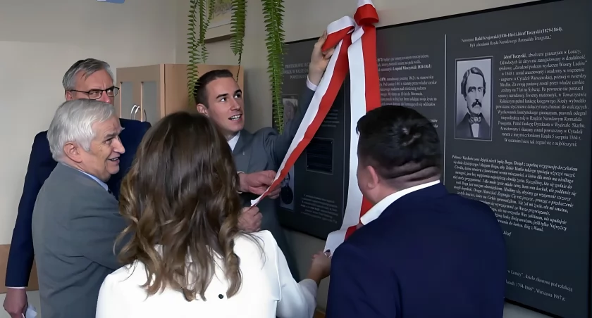 W I Liceum Ogólnokształcącym odsłonięto tablicę upamiętniającą profesorów, absolwentów i uczniów szkoły, którzy polegli podczas powstania styczniowego [VIDEO i FOTO]