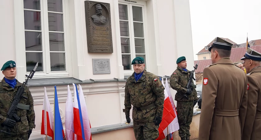 Święto Niepodległości w Łomży. Kwiaty przed tablicą Marszałka Józefa Piłsudskiego [FOTO]