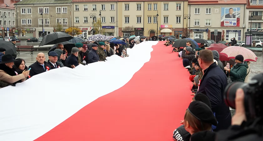 Jedność pod biało-czerwoną: Łomża rozwiesza 50-metrową flagę [VIDEO i FOTO]