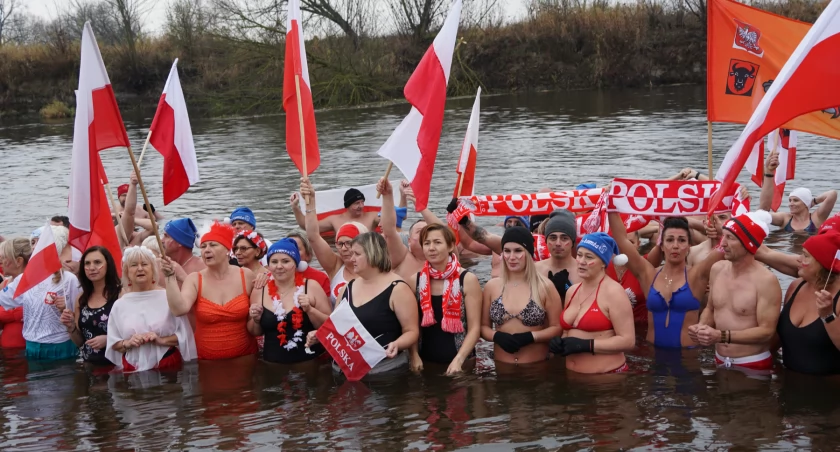 Morsy weszły do wody i odśpiewały Mazurka Dąbrowskiego [VIDEO i FOTO]