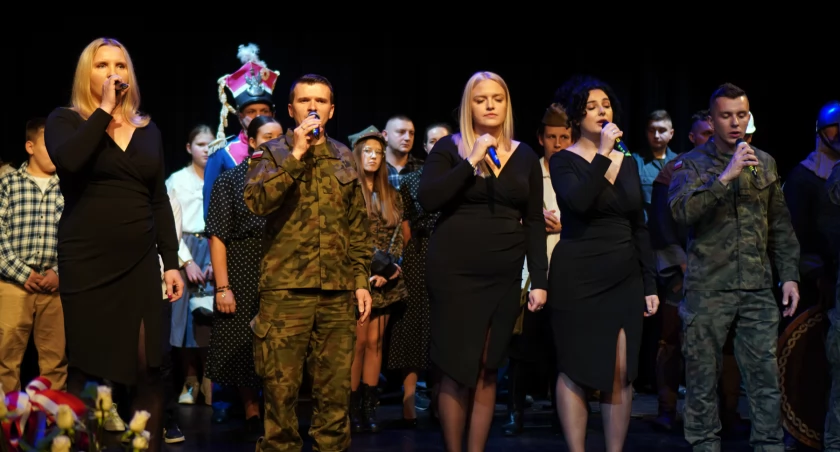 Muzyka, śpiew i niepodległość: Łomżyński Pułk Logistyczny wzniósł ducha narodowego [VIDEO i FOTO]