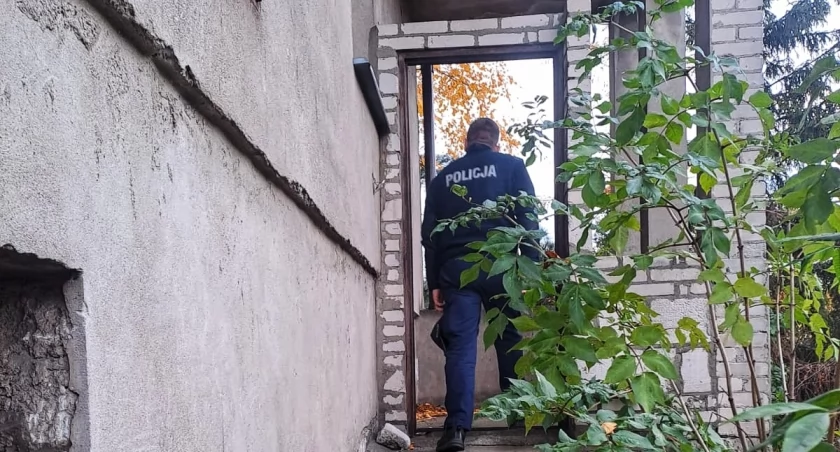 Łomżyńska policja apeluje, aby nie przechodzić obojętnie obok osób narażonych na wychłodzenie 