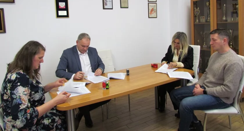 Będą lepsze drogi w gminie Jedwabne. Podpisano trzy umowy