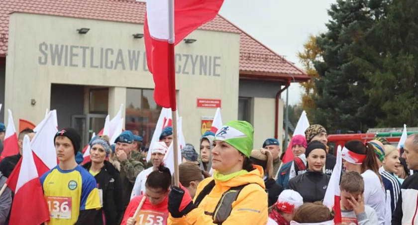 Trzymając biało-czerwoną flagę pobiegli w 105. rocznicę odzyskania niepodległości.