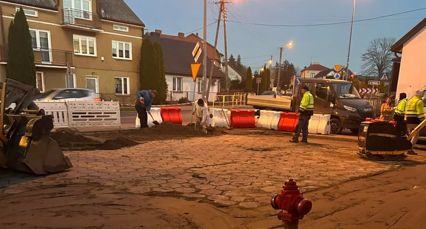 Remont nawierzchni przed Gminnym Ośrodkiem Kultury i OSP w Piątnicy [FOTO]