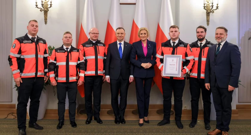 Prezydent Andrzej Duda wręczył nagrodę Grupie Ratowniczej Nadzieja Łomża