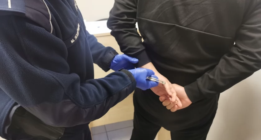 Przyjechał do Łomży w celach zawodowych i postanowił to uczcić. W efekcie pijany dobijał się do cudzych drzwi 