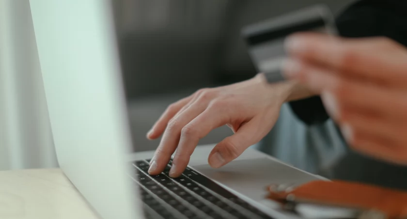 „Black Friday” - czas żniw dla oszustów. Na co należy uważać, aby nie paść ofiarą cyberprzestępcy? 