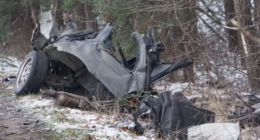 Wypadek za Jarnutami. Strażacy wydostali zakleszczonego kierowcę BMW [FOTO] [AKTUALIZACJA] 