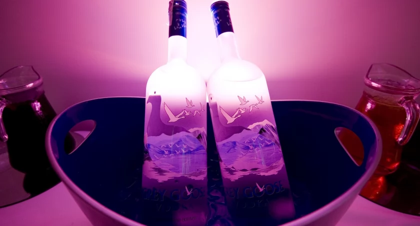 Założyli się, że ukradną w sklepie alkohol. Jeden był nietrzeźwy, a drugi niepełnoletni