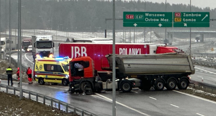 Gołoledź daje się we znaki kierowcom. Poranne groźne kolizje i karambol na Via Baltice [FOTO]