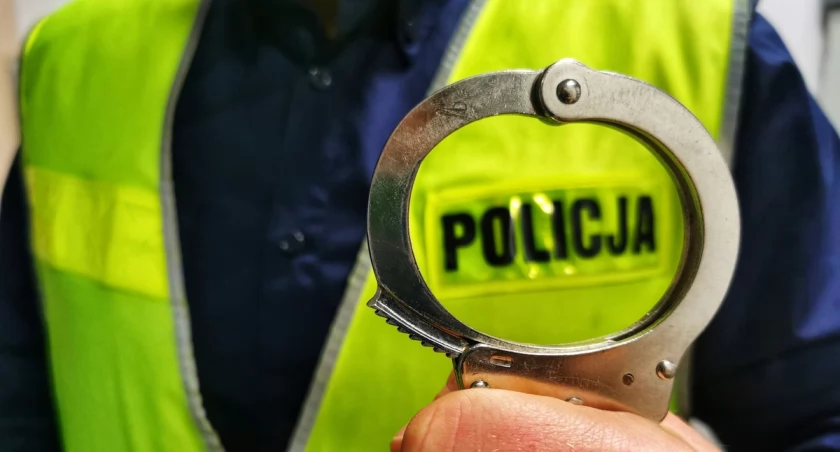 Zatrzymano dwóch mężczyzn poszukiwanych przez Sąd Rejonowy w Łomży. W tle narkotyki