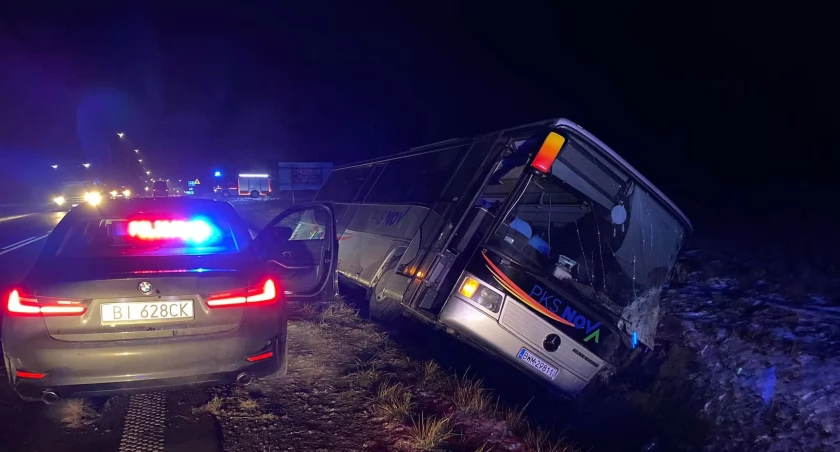 Kolizja na trasie Łomża-Zambrów. Autobus wpadł do rowu [FOTO]
