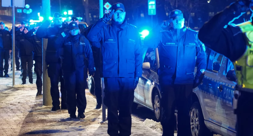 W Łomży zawyły syreny. Policjanci oddali hołd śmiertelnie postrzelonym kolegom [VIDEO i FOTO]
