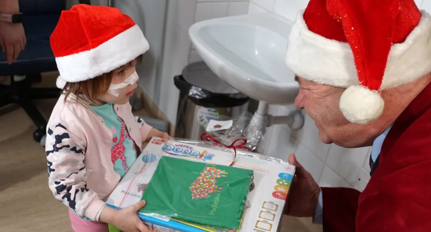 Pomocnicy Świętego Mikołaja odwiedzili oddział dziecięcy Szpitala Wojewódzkiego w Łomży [VIDEO i FOTO]