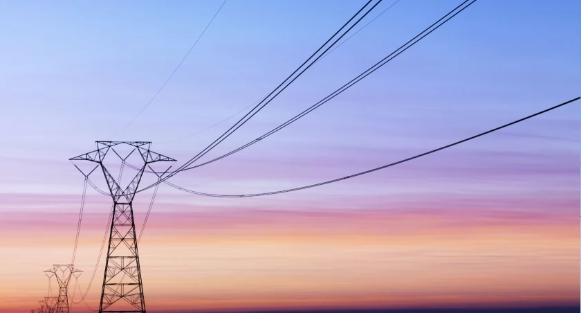Nowoczesne oznakowanie w energetyce: Jak tłoczone tablice rewolucjonizują branżę?
