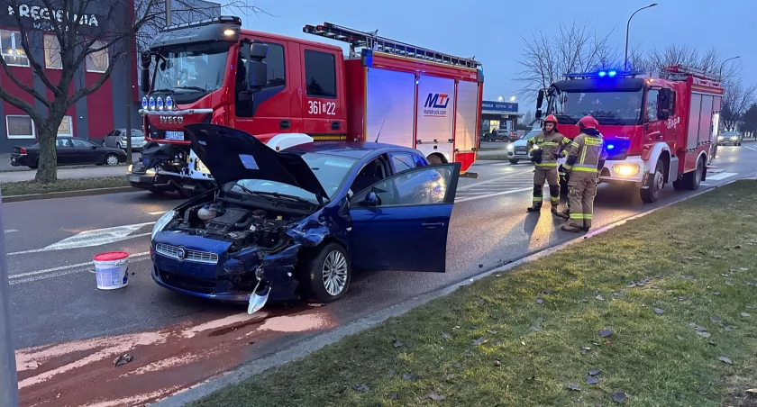 Wypadek na Alei Legionów ! Dwa auta zderzyły się w pobliżu stacji paliw [FOTO]