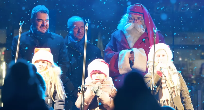 Tłumy łomżan! Mikołaj z dalekiej Laponii wizytuje Stary Rynek [VIDEO i FOTO]