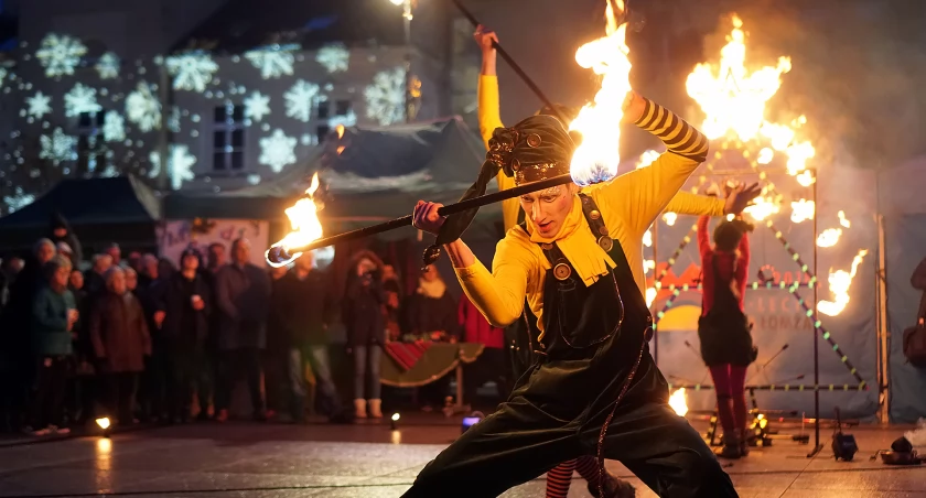 Świąteczna magia i ogień na Starym Rynku: Łomża celebruje wigilijną wieczerzę [VIDEO i FOTO]