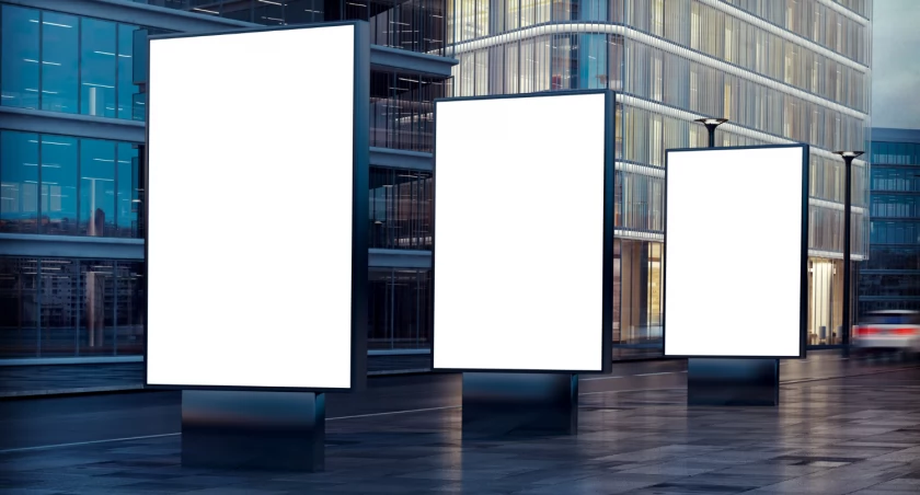 Słupy reklamowe dla małych przedsiębiorstw - jak maksymalizować ROI?
